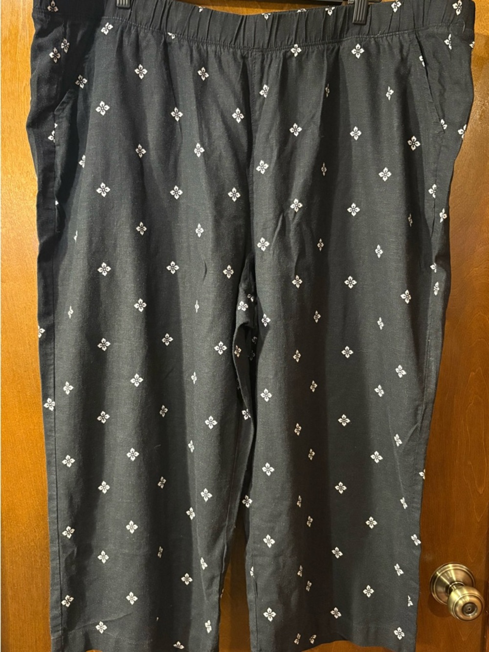 croft & barrow Black and White Floral Elastic Waist Cropped Linen Pants - Picture 2 of 4